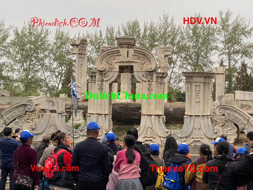 Gia đình Việt Nam thuê xe riêng và hướng dẫn viên du lịch tại Bắc Kinh.