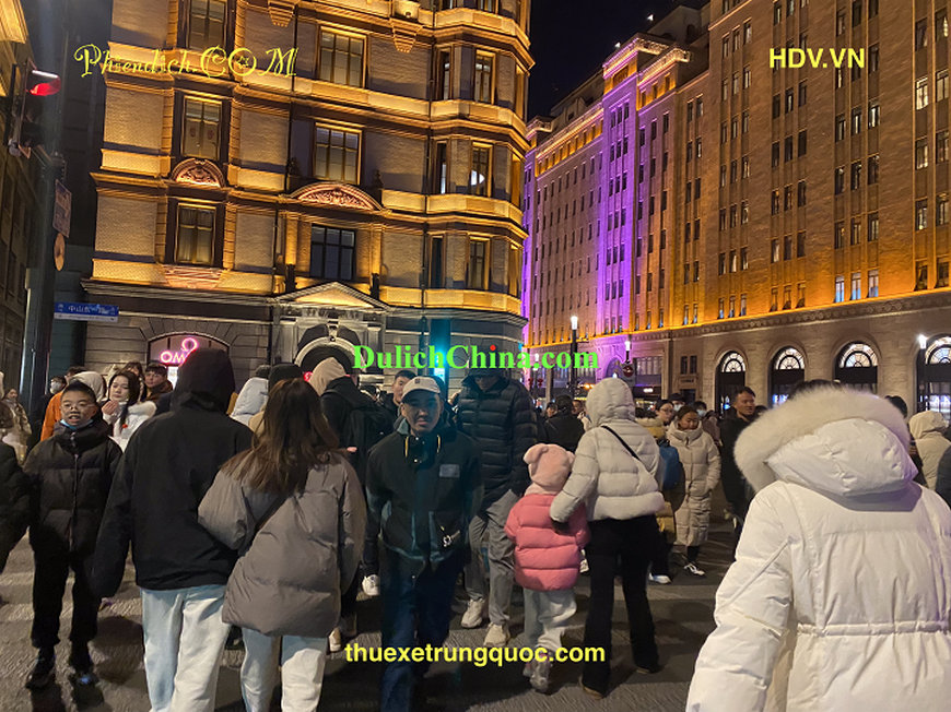 Gia đình Việt Nam du lịch tự túc Thượng Hải 2026.