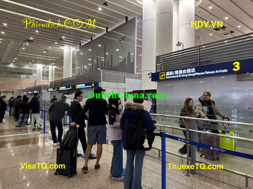 Hướng dẫn viên tiếng Việt đón du khách tại sân bay Phố Đông Thượng Hải.