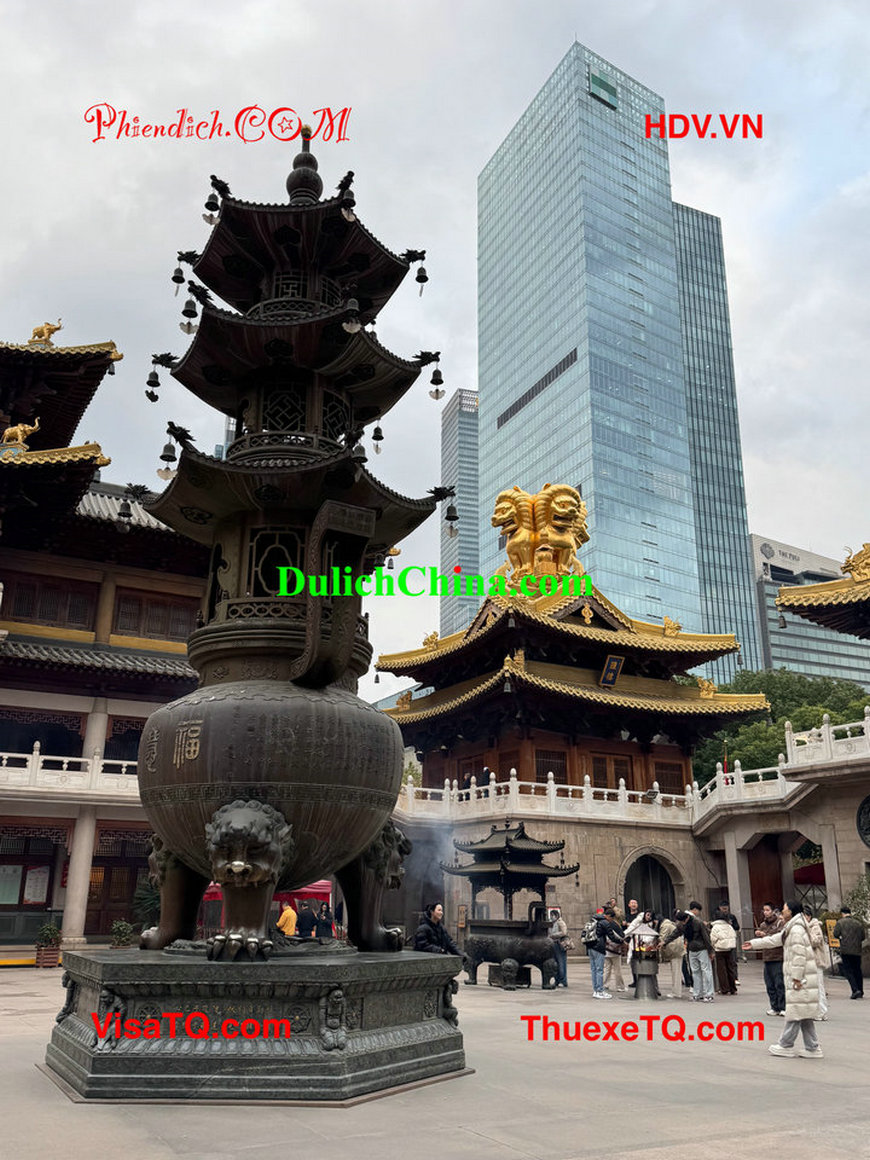 Gia đình Việt Nam thuê HDV tiếng Việt để du lịch tự túc Thượng Hải.