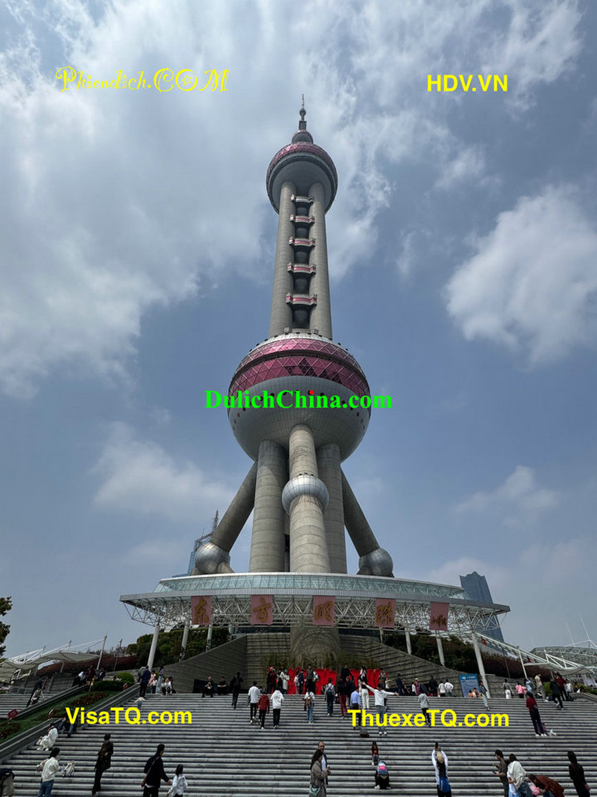 Cùng hướng dẫn viên người Việt check-in tại Tháp Đông Phương Minh Châu Thượng Hải.