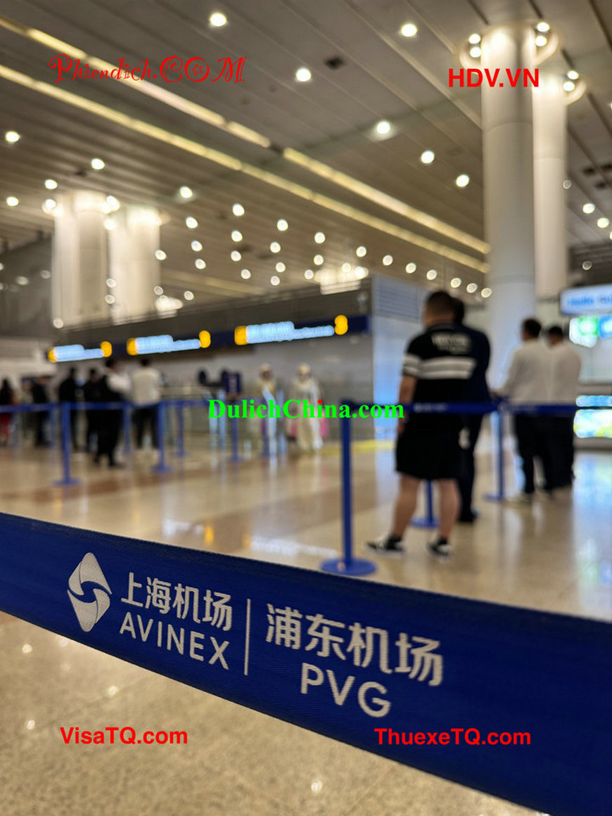 Công ty Thượng Hải cho thuê xe du lịch có người lái đón khách tại sân bay Phố Đông.