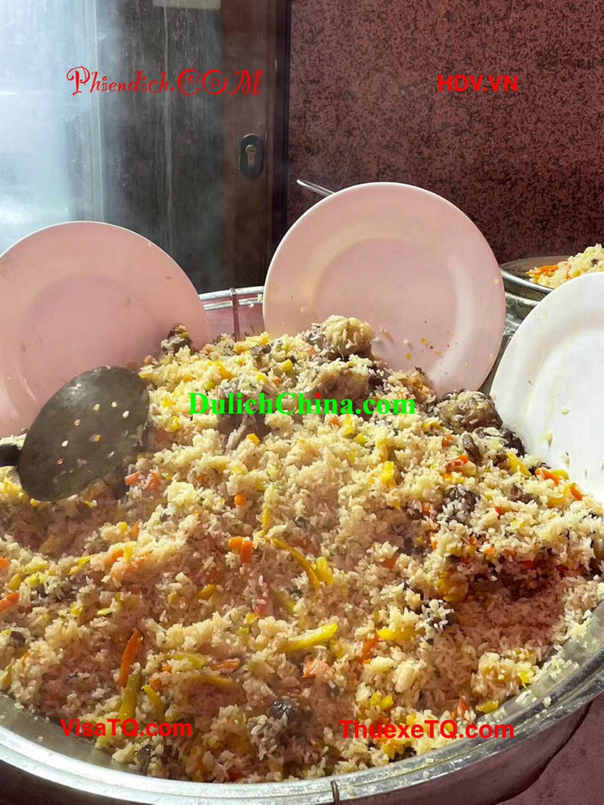 Thưởng thức ẩm thực của người dân Tân Cương - cơm rang thịt dê.