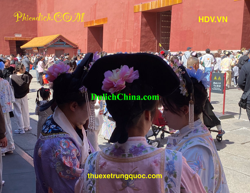 Phiên dịch viên tiếng Trung tại Bắc Kinh giúp gia đình Việt thoải mái khám phá Bắc Kinh.