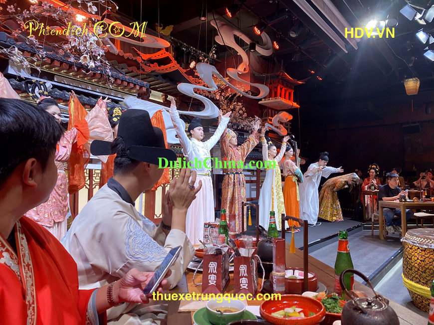 Thưởng thức ẩm thực Bắc Kinh cùng phiên dịch viên tiếng Trung.