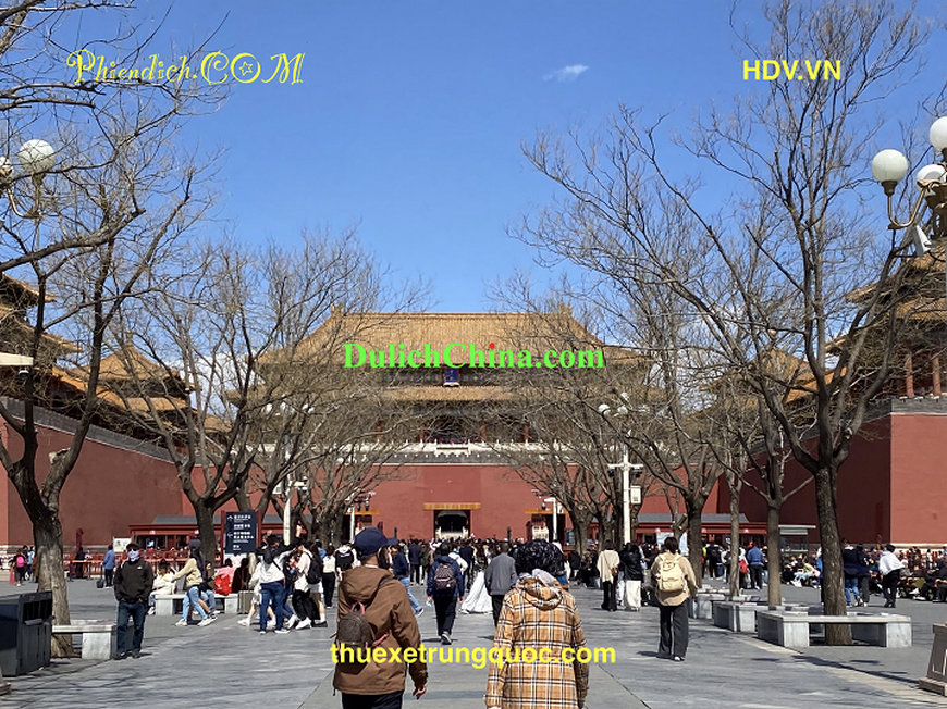 Gia đình Việt thuê phiên dịch tại Bắc Kinh để du lịch tự túc.