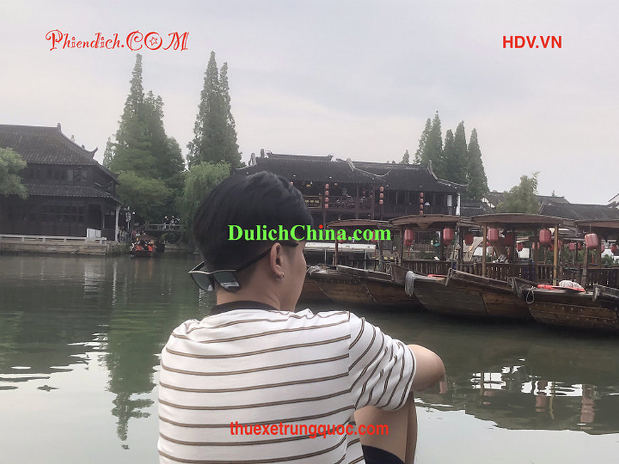 Gia đình Việt thuê xe du lịch tự túc Zhu Jia Jiao Thượng Hải.