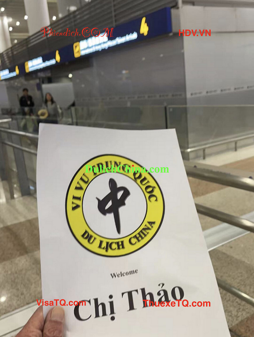 Thuê xe riêng đón gia đình Việt tại sân bay Pudong Shanghai.